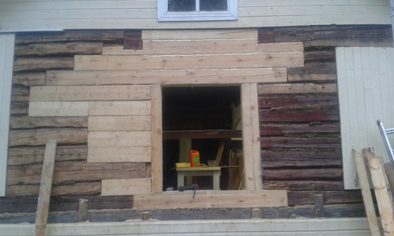 Osalle seinää uusia hirsiä,sekä joitakin pintapaikkoja.